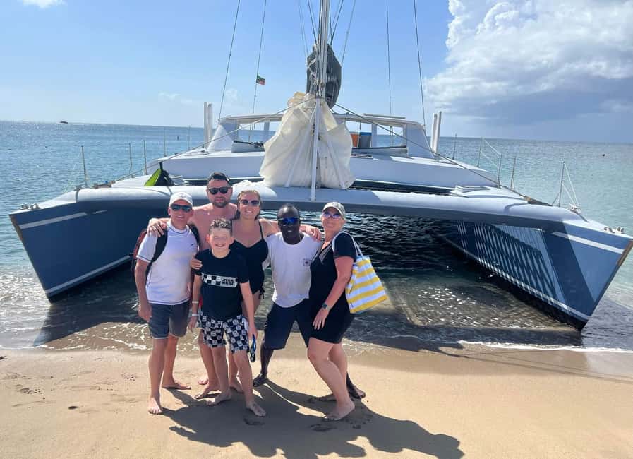 Two Islands One Paradise - Lunch at anchor, with the bar close by